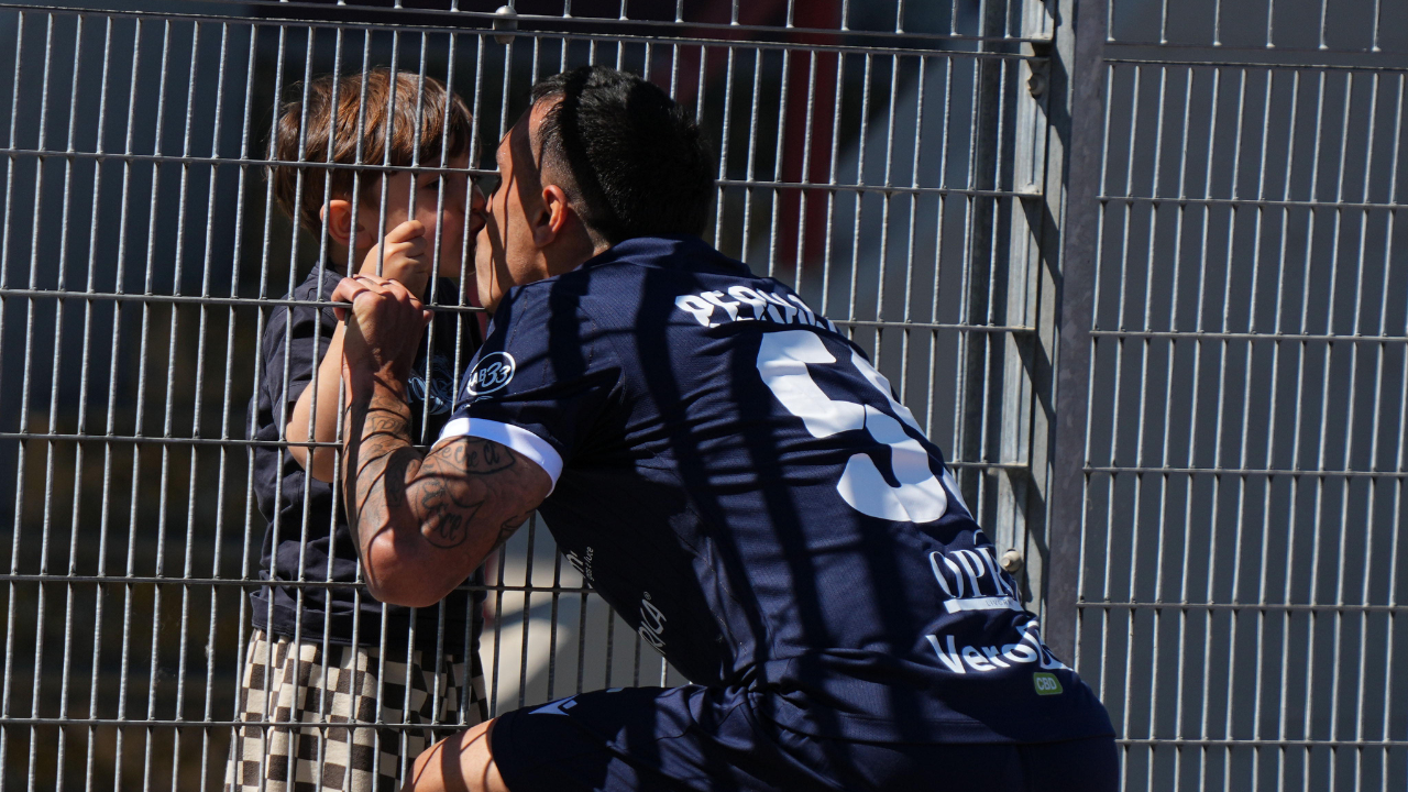 
	Il bacio tra Peralta e il figlio Santiago dopo il gol

