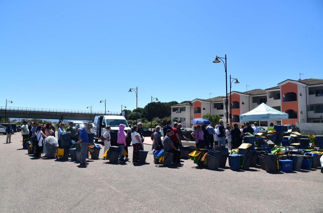 Olbia, in fila per ore sotto il sole per ritirare i nuovi mastelli per la differenziata: donna colta da malore