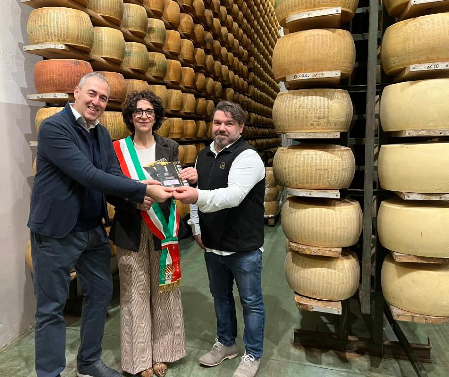 Un chilo di Parmigiano Reggiano a 100 euro negli Usa