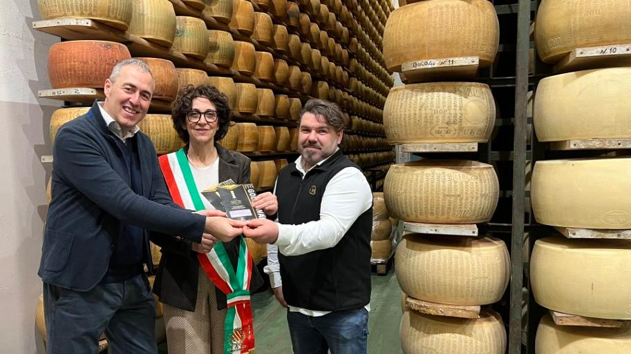 Un chilo di Parmigiano Reggiano a 100 euro negli Usa