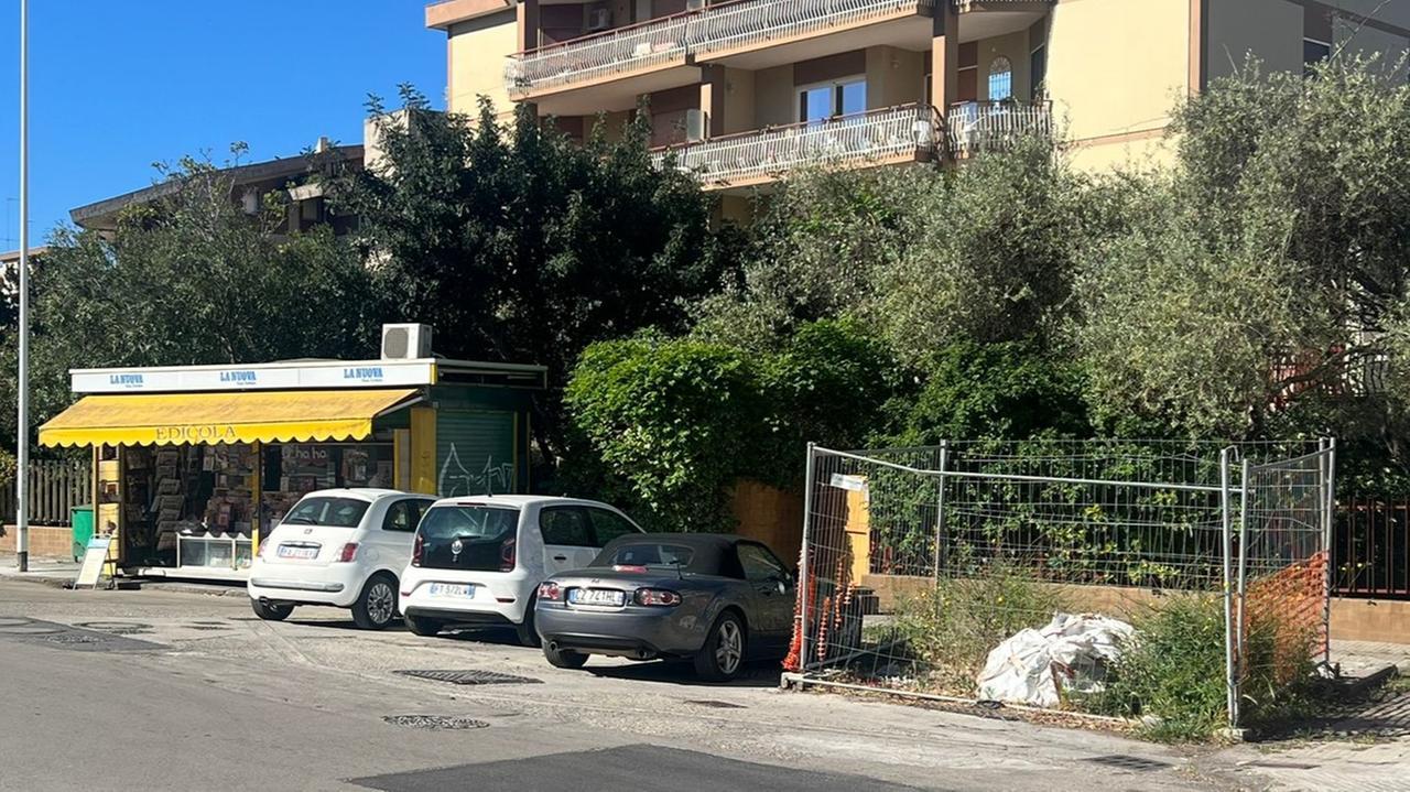 Sassari, in piazza Porrino riparte la protesta: «Qualcuno porti via quei detriti»