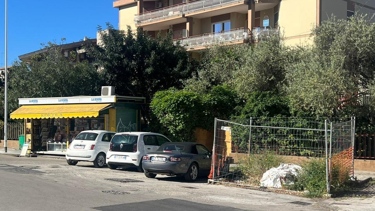 Sassari, in piazza Porrino riparte la protesta: «Qualcuno porti via quei detriti»