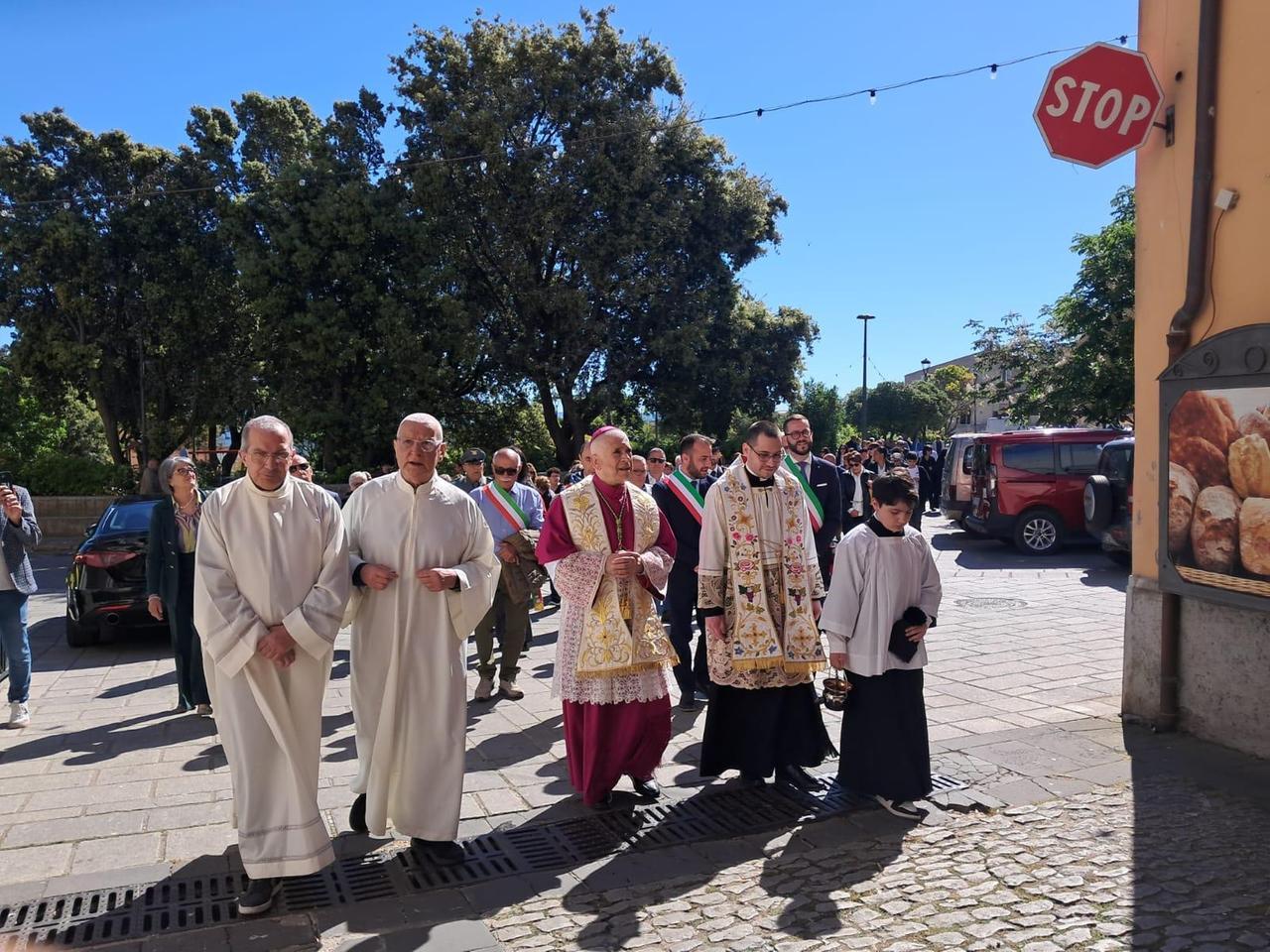 L’abbraccio di Chiaramonti a monsignor Francesco Soddu