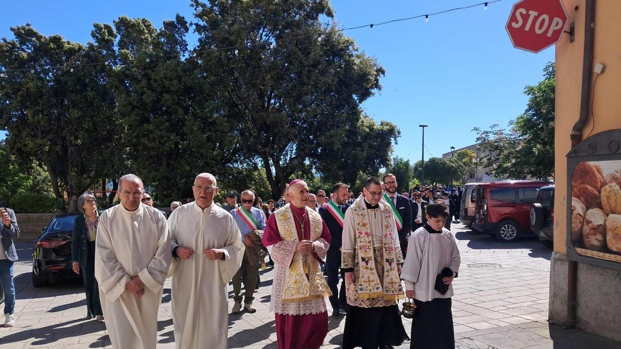 L’abbraccio di Chiaramonti a monsignor Francesco Soddu