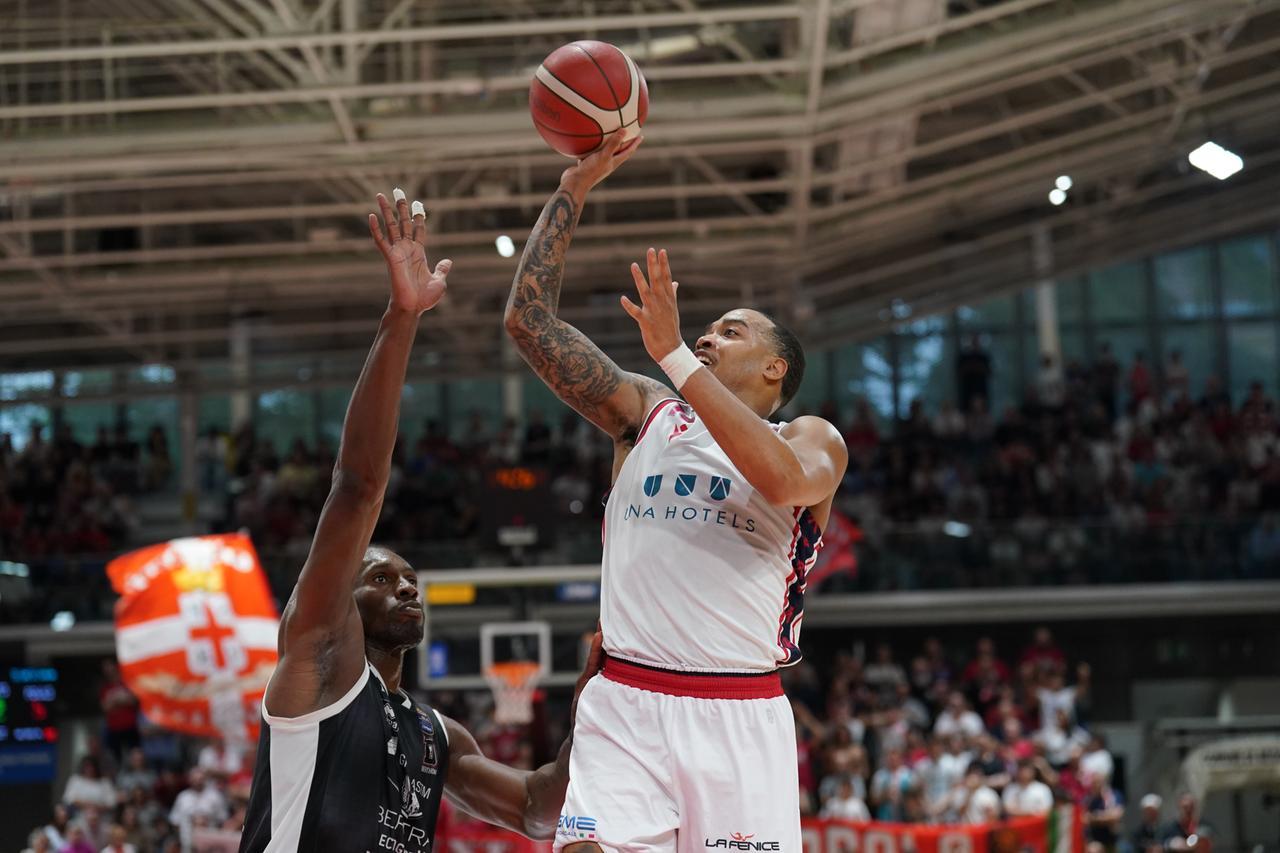 Una Hotels travolgente sconfigge in casa Tortona: finisce 88-69