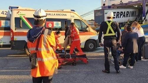 Va sulla nave per effettuare esami gratuiti ed è colpito da infarto, salvato un comacchiese