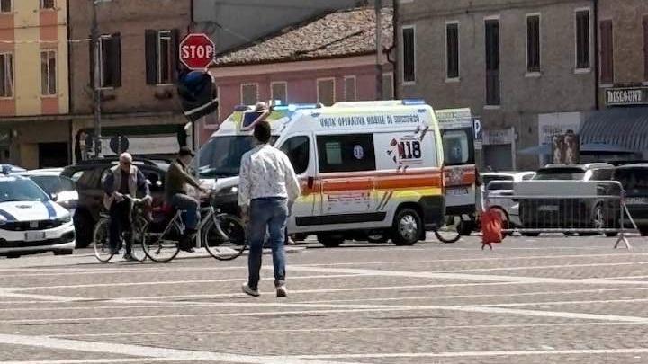 Donna cade in bici sullo scalino. Piazza di Copparo ancora nel mirino
