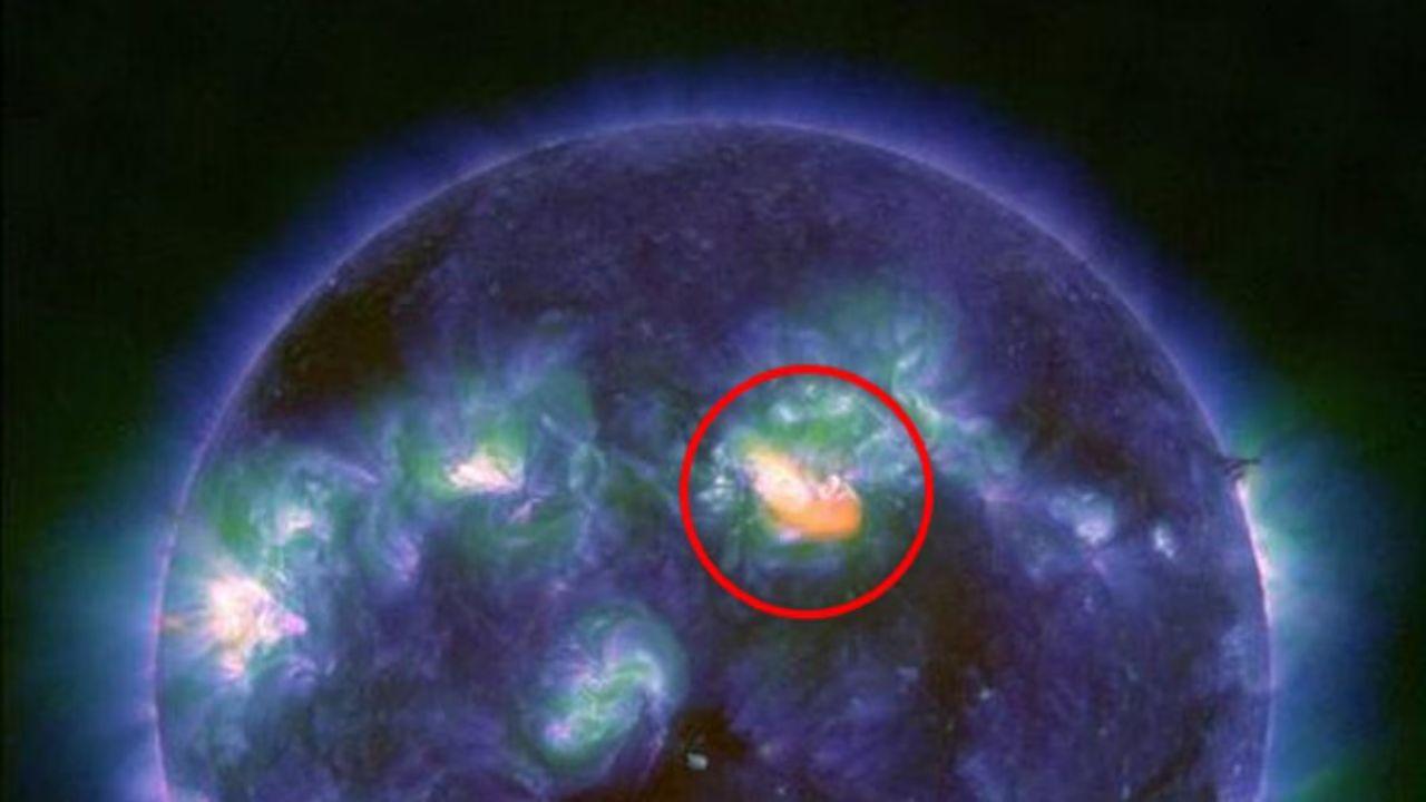 Una macchia solare esplosiva punta verso la Terra: nei prossimi giorni possibile tempesta geomagnetica – La spiegazione