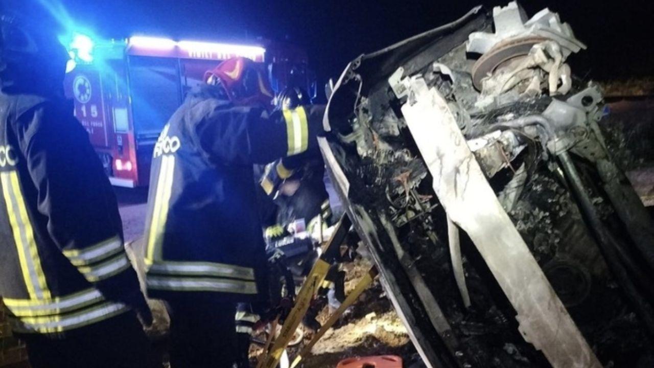 L'auto (foto vigili del fuoco)