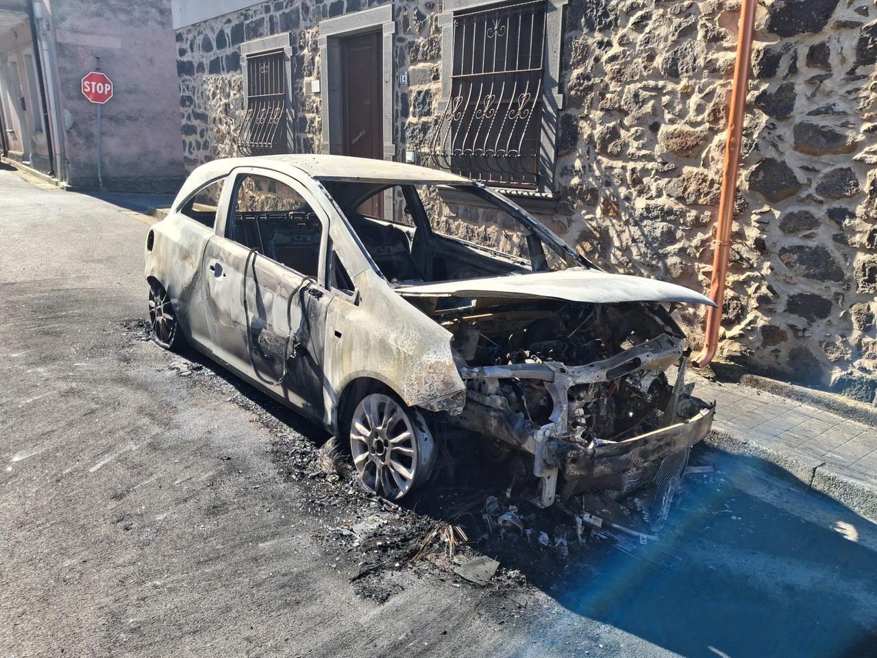 A fuoco l’auto di un dipendente del caseificio: indagini dei carabinieri