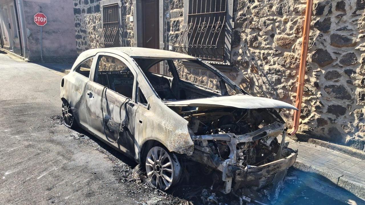 A fuoco l’auto di un dipendente del caseificio: indagini dei carabinieri