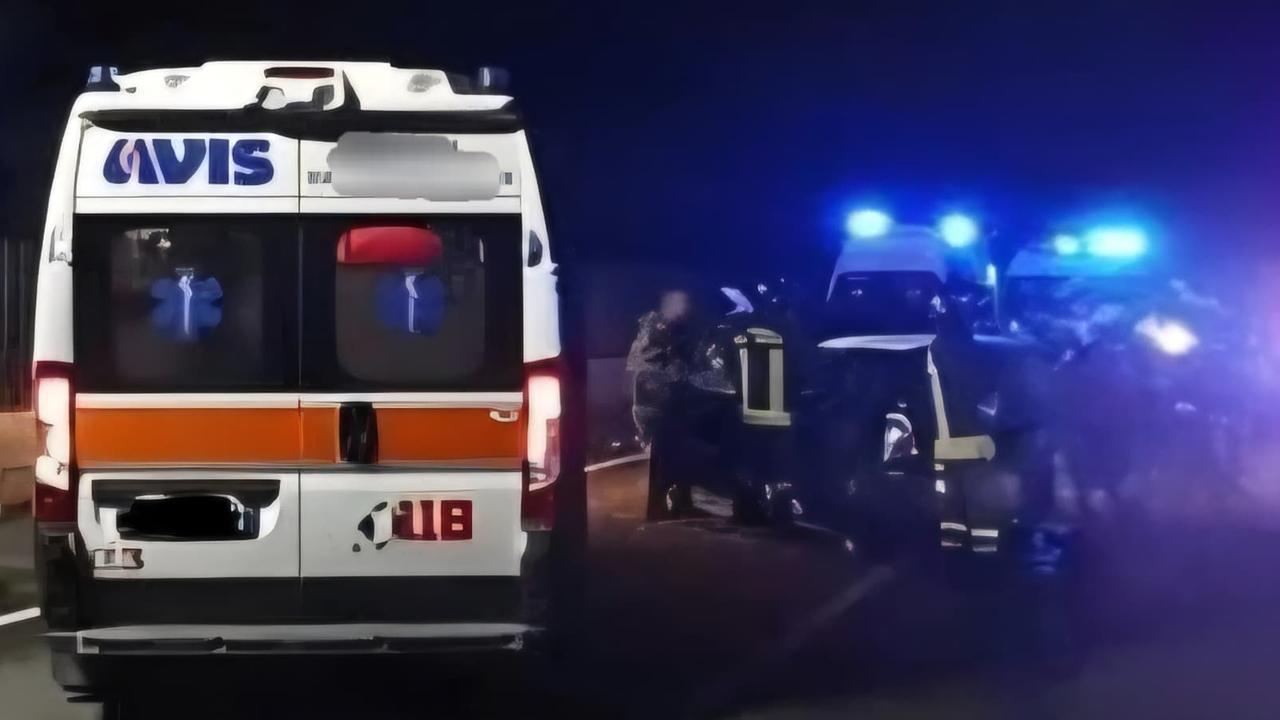 Schianto, auto ribaltate e vettura in fuga: sette ragazzi trasportati in ospedale