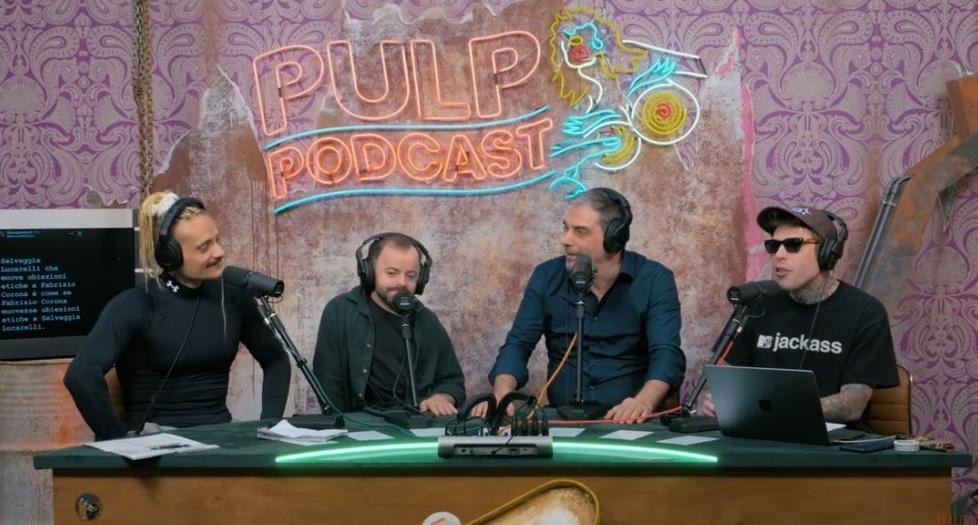 
	Un momento della puntata di Pulp Podcast con Francesco Fanucchi (secondo da sx) e Filippo Giardina assieme a Fedez e Mr. Marra

