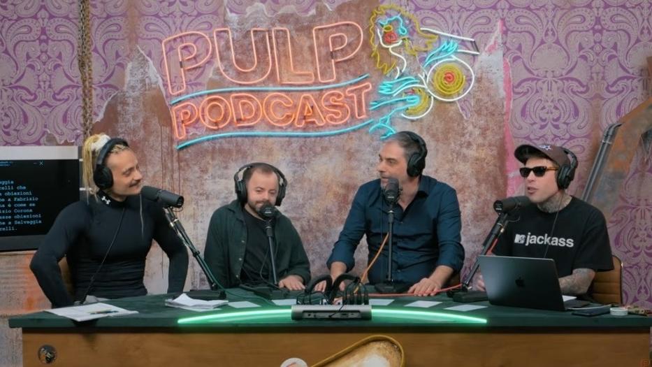 Un momento della puntata di Pulp Podcast con Francesco Fanucchi (secondo da sx) e Filippo Giardina assieme a Fedez e Mr. Marra