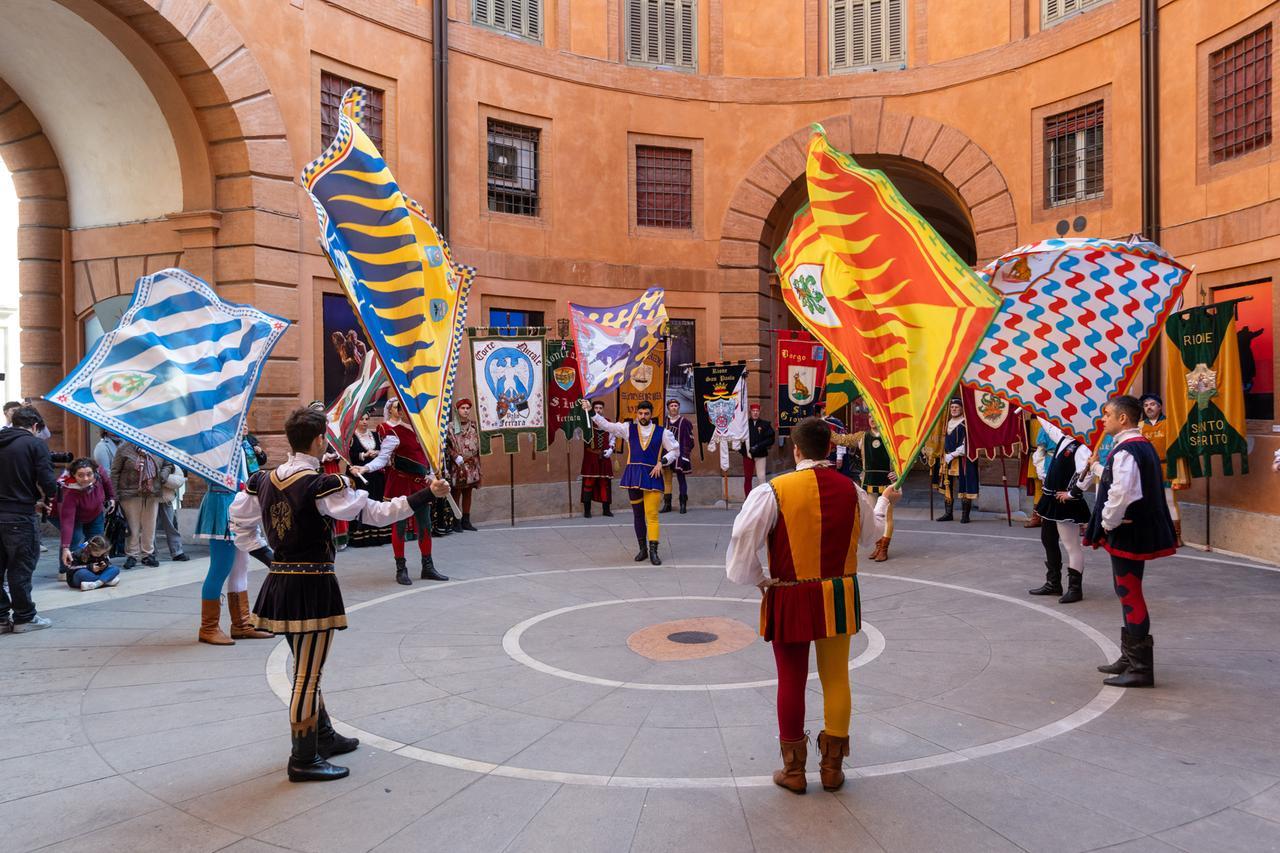 Palio di Ferrara. Terminati gli omaggi al Duca: il programma e quando saranno le corse