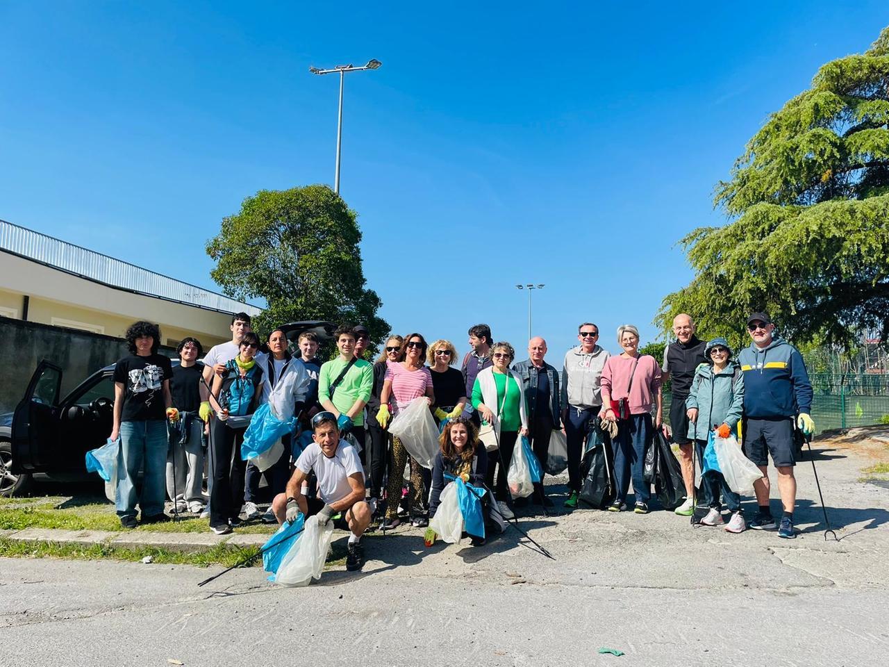 Montecatini, tanti volontari tornano a ripulire i marciapiedi dall’immondizia
