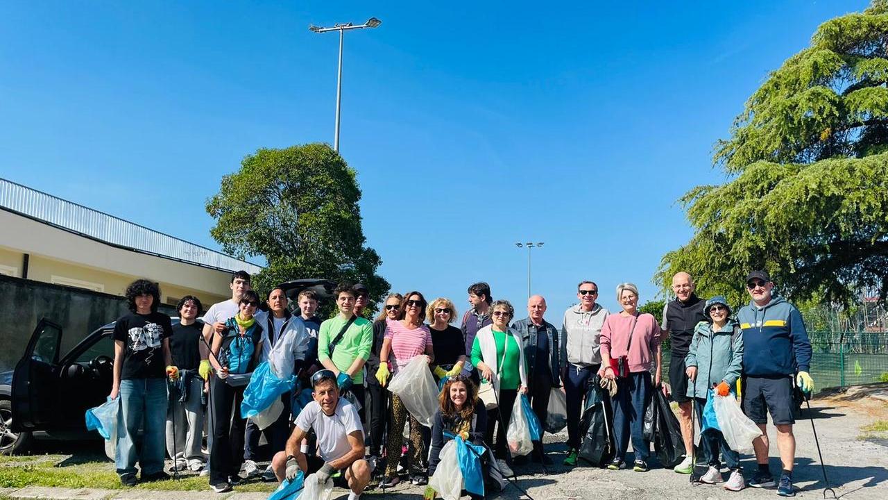 Montecatini, tanti volontari tornano a ripulire i marciapiedi dall’immondizia