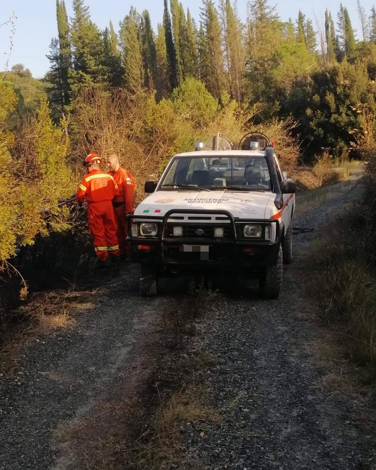 Fiamme nei boschi a Bagni di Lucca e Villa Basilica