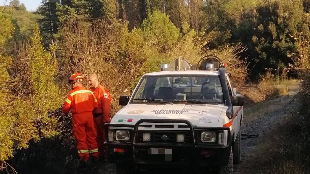 Fiamme nei boschi a Bagni di Lucca e Villa Basilica