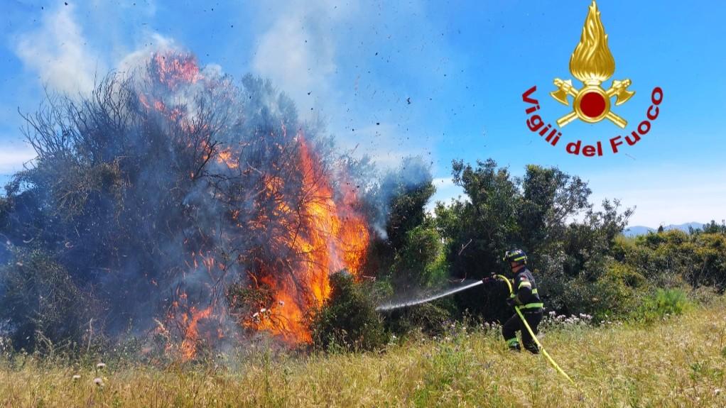 Due incendi in poche ore, le fiamme minacciano il cimitero e un’azienda di gas: cosa è successo