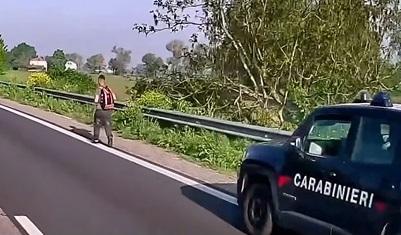 A piedi lungo la Superstrada Ferrara-mare, arrivano i carabinieri