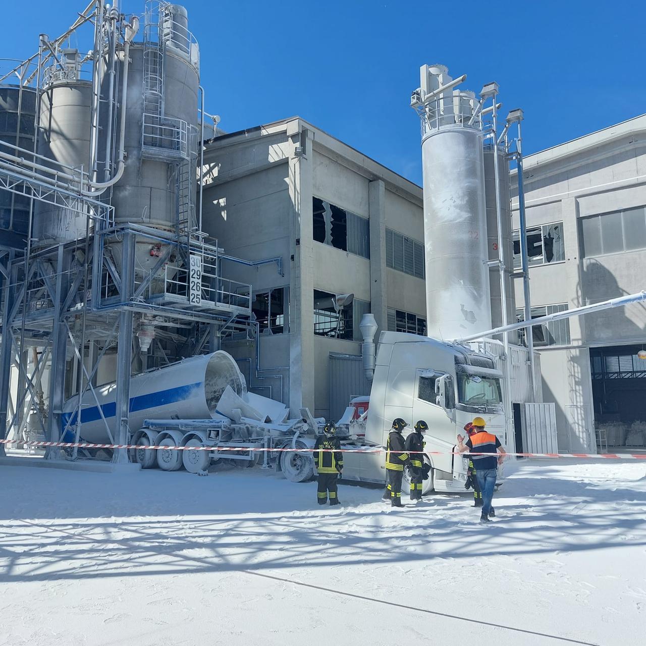 Poviglio, esplosione mentre scarica allumina dal camion cisterna: ferito operaio