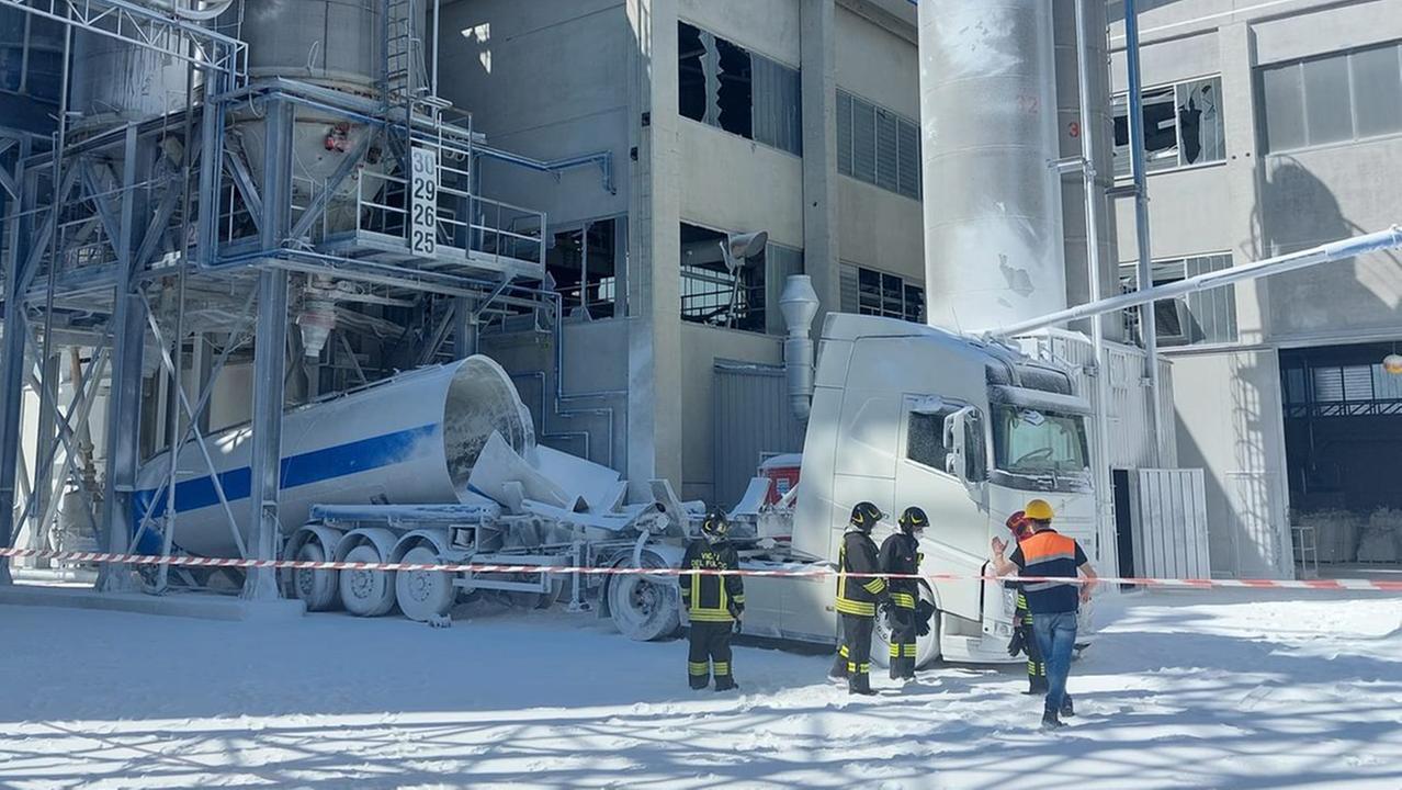 Poviglio, esplosione mentre scarica allumina dal camion cisterna: ferito operaio