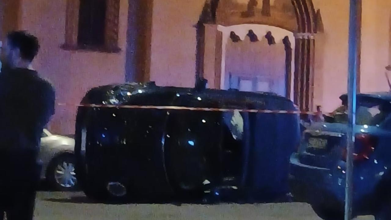 Sbanda e si ribalta con l’auto: paura in centro a Modena