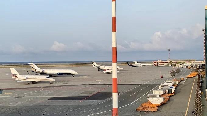 L’aereo proveniente da Olbia ha un incidente in fase di atterraggio: chiuso lo scalo di Genova