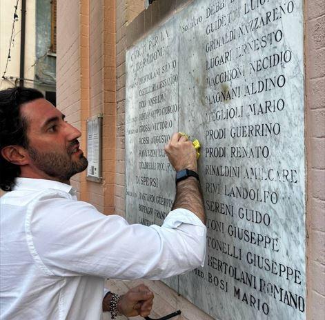 Oltraggiata la corona ai caduti deposta per il 25 aprile