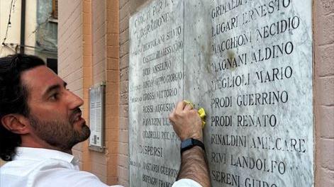 Oltraggiata la corona ai caduti deposta per il 25 aprile