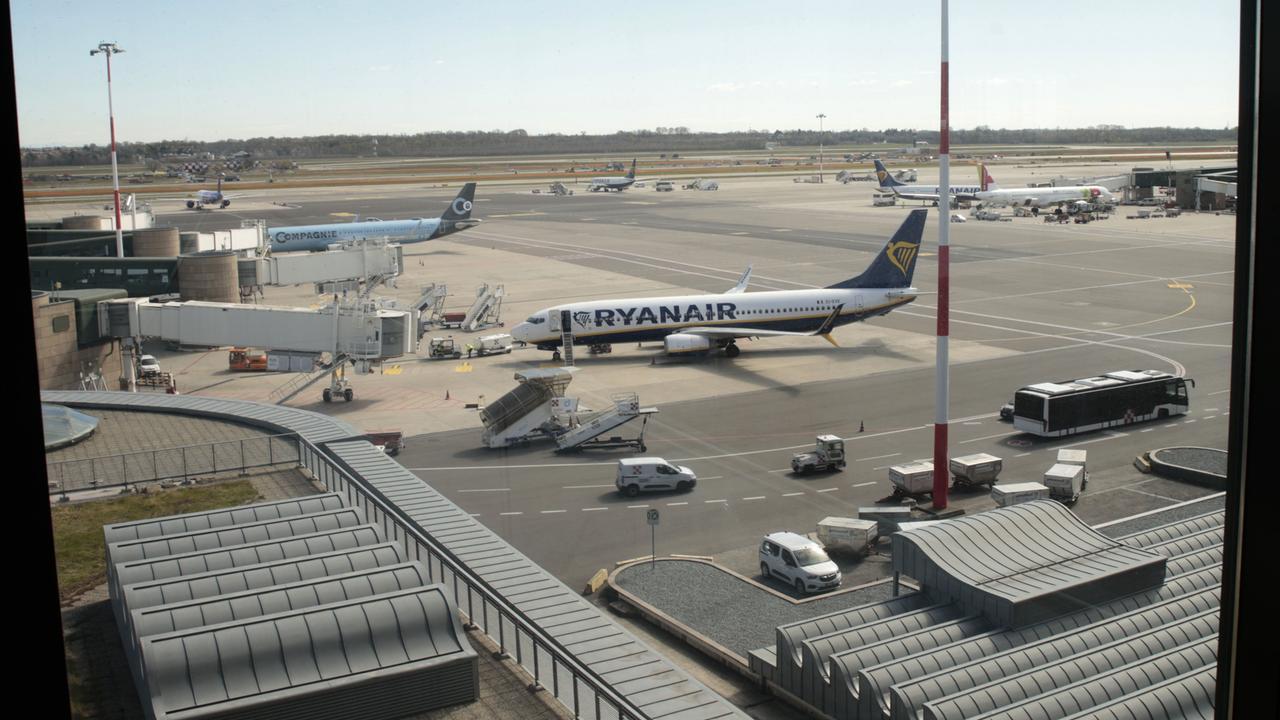 Voli, in estate rincari fino al 400%: a pesare sono i bagagli e la scelta del posto