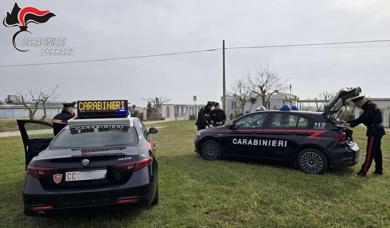 Comacchio, minaccia i sanitari con cocci di vetro: denunciato un 18enne