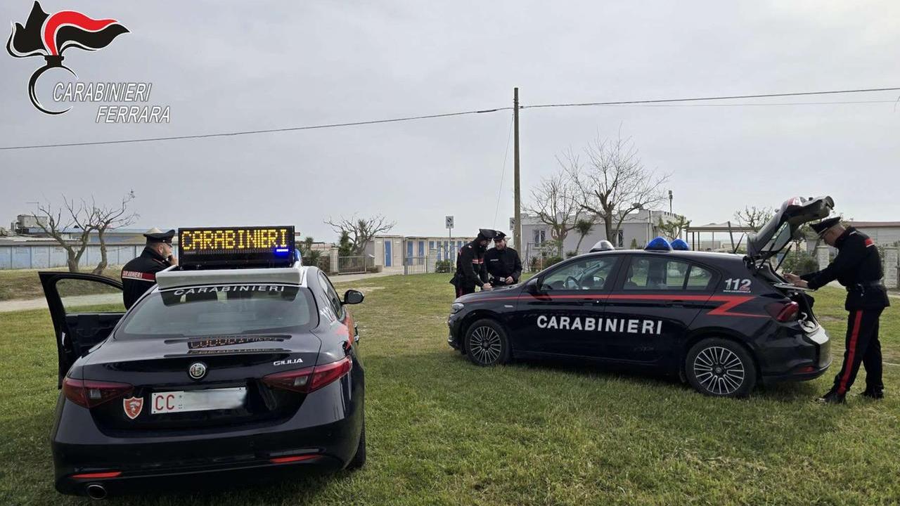Comacchio, minaccia i sanitari con cocci di vetro: denunciato un 18enne