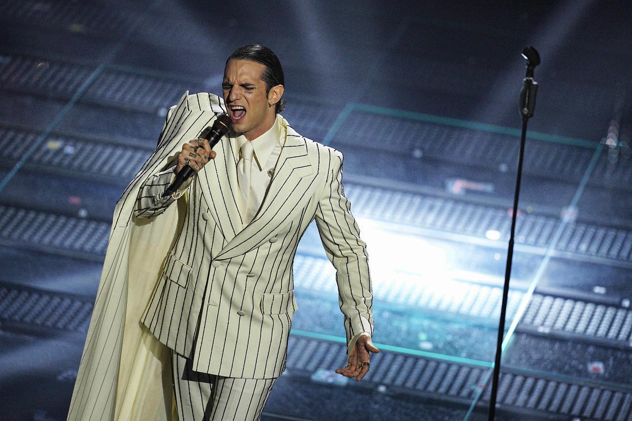 Crede di parlare con Achille Lauro su TikTok: truffata per 10mila euro