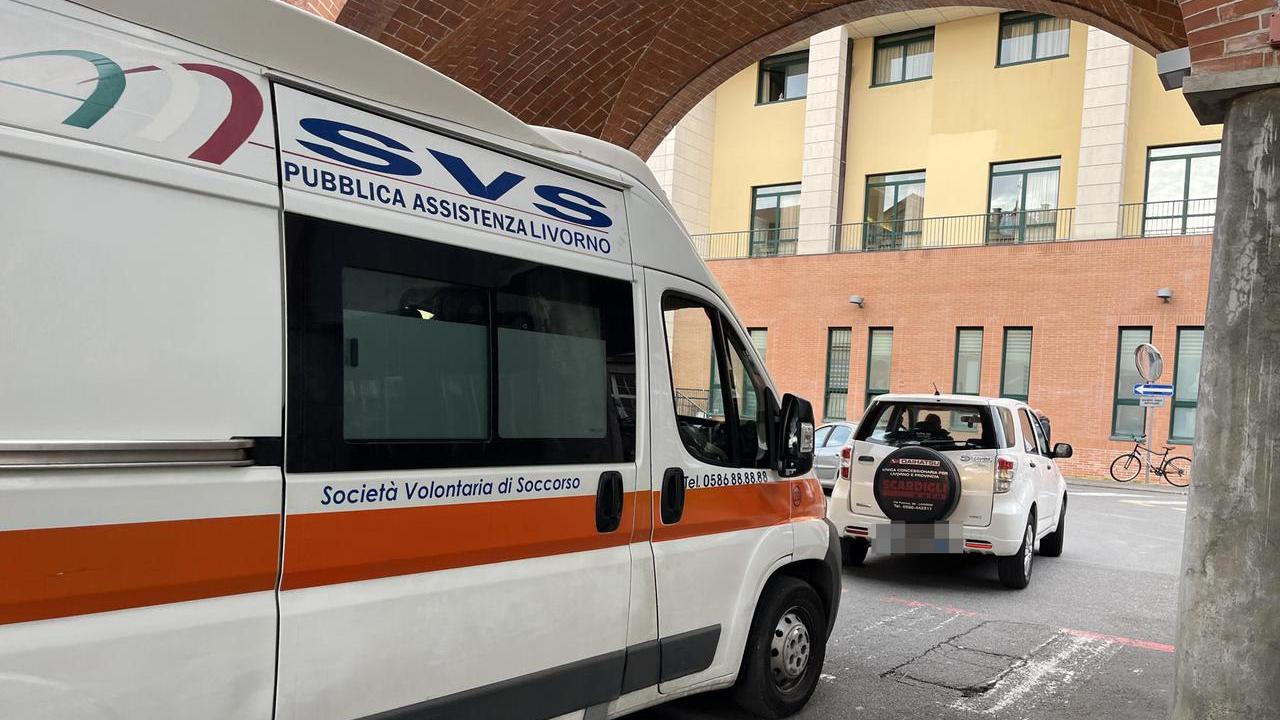 Livorno, scontro auto-scooter in via Mastacchi: grave un uomo