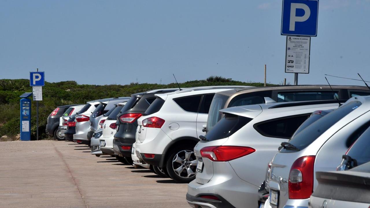 Auto nel parcheggio di Is Aruttas