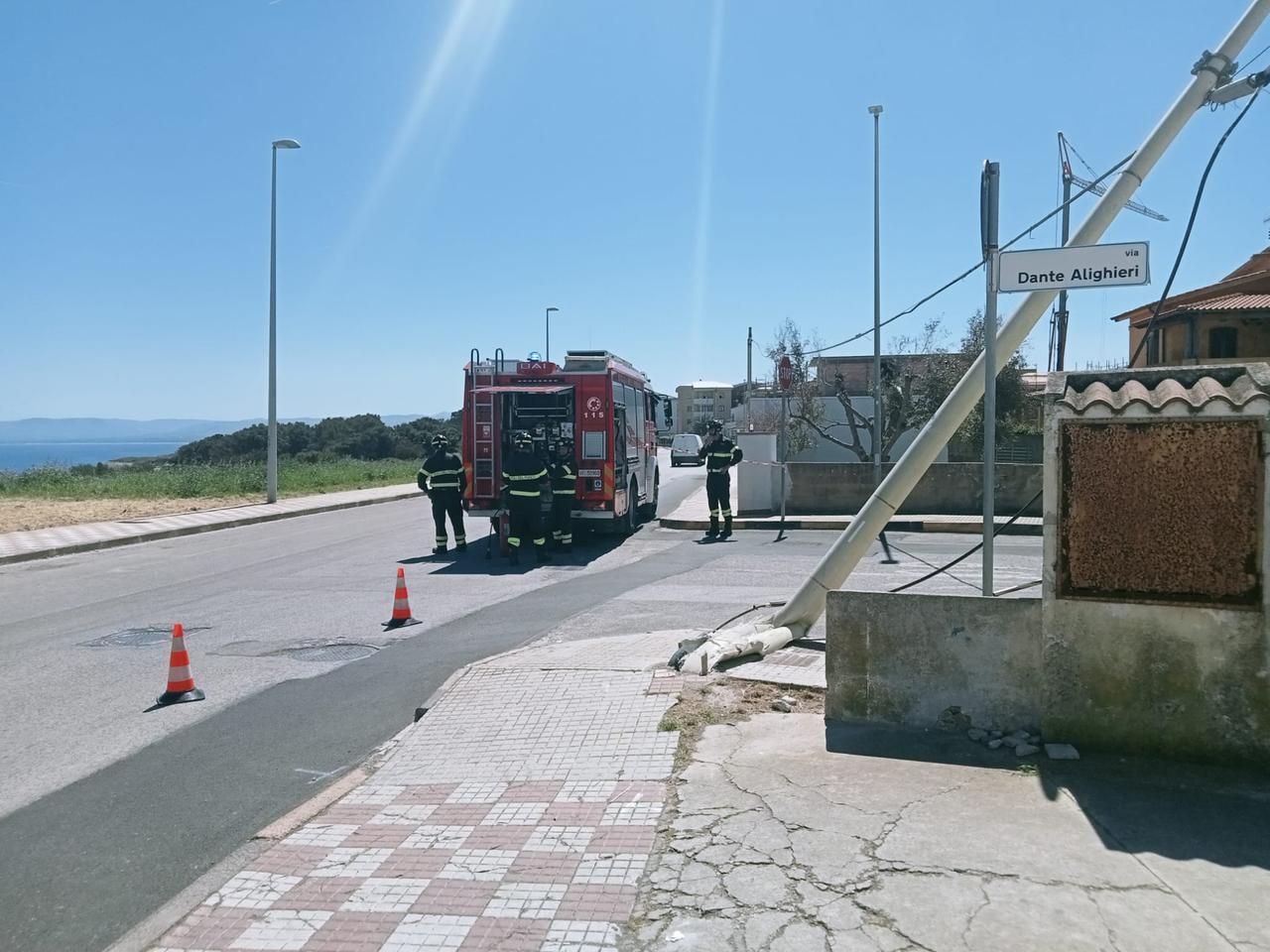 Paura a Porto Torres, una donna perde il controllo dell’auto e si schianta contro un palo