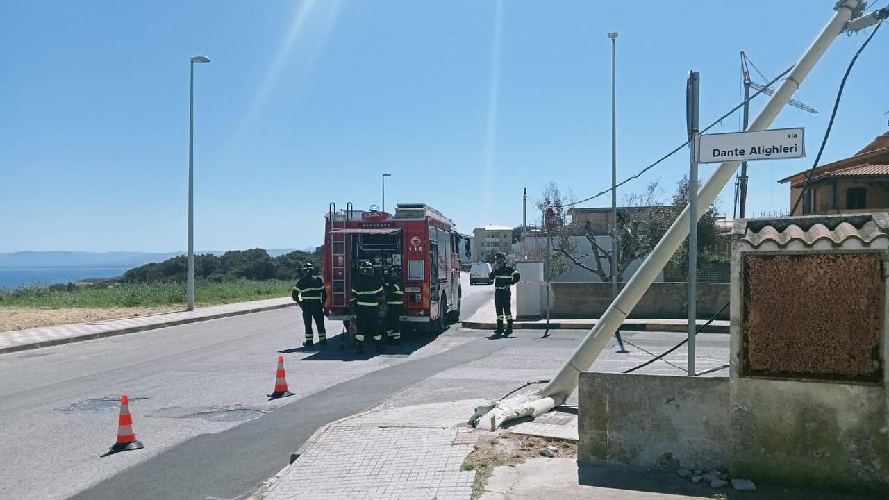 Paura a Porto Torres, una donna perde il controllo dell’auto e si schianta contro un palo