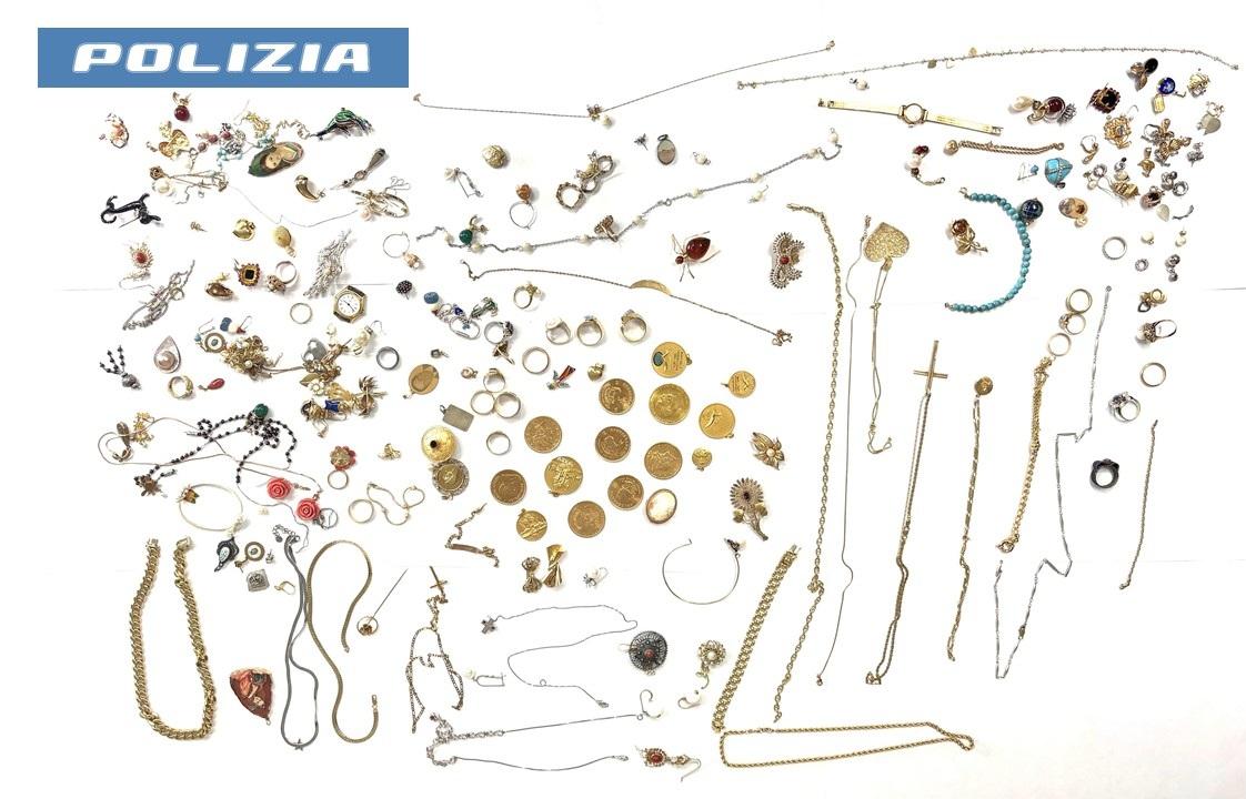 Si fingevano carabinieri per estorcere denaro e gioielli agli anziani: fermate due persone, una denunciata