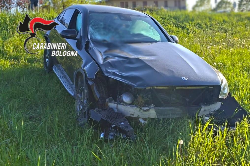 Uccide un pedone e scappa, poi finisce col Suv nei campi e se ne va: arrestato