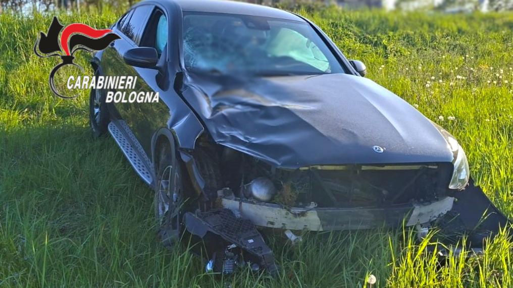 L'auto fuori strada e con i segni evidenti dell'investimento