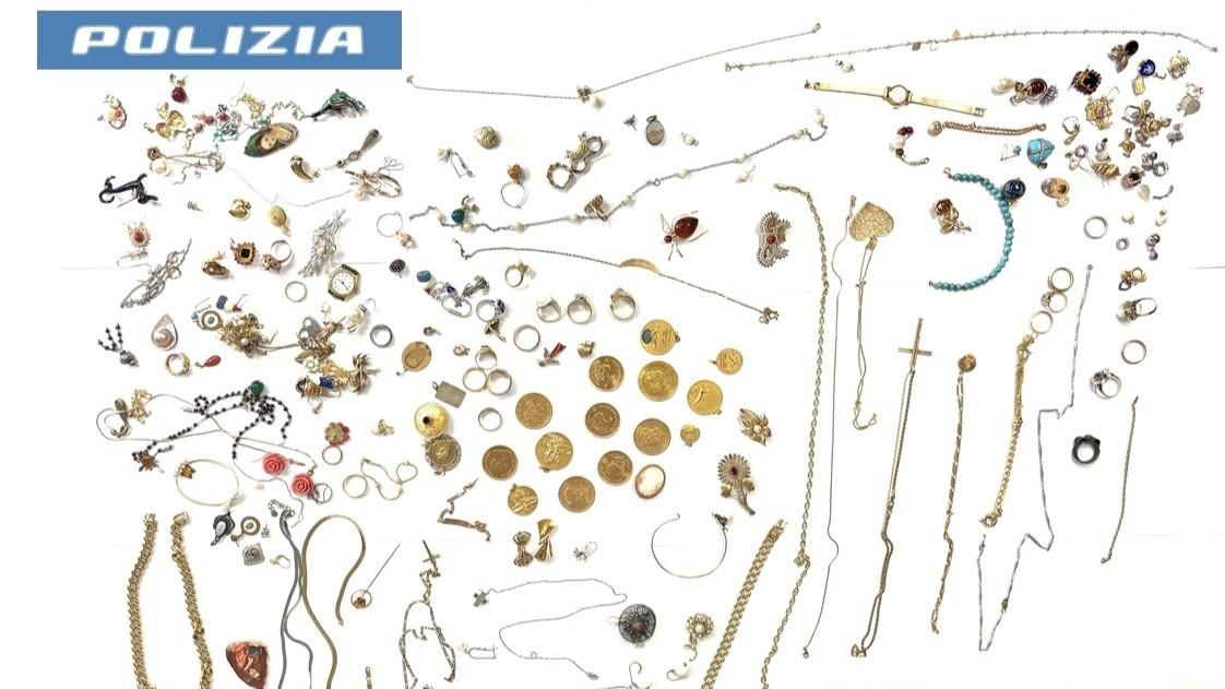 Si fingevano carabinieri per estorcere denaro e gioielli agli anziani: fermate due persone, una denunciata