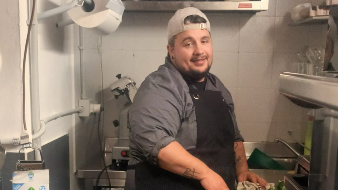 Francesco Cheli nella cucina del ristorante