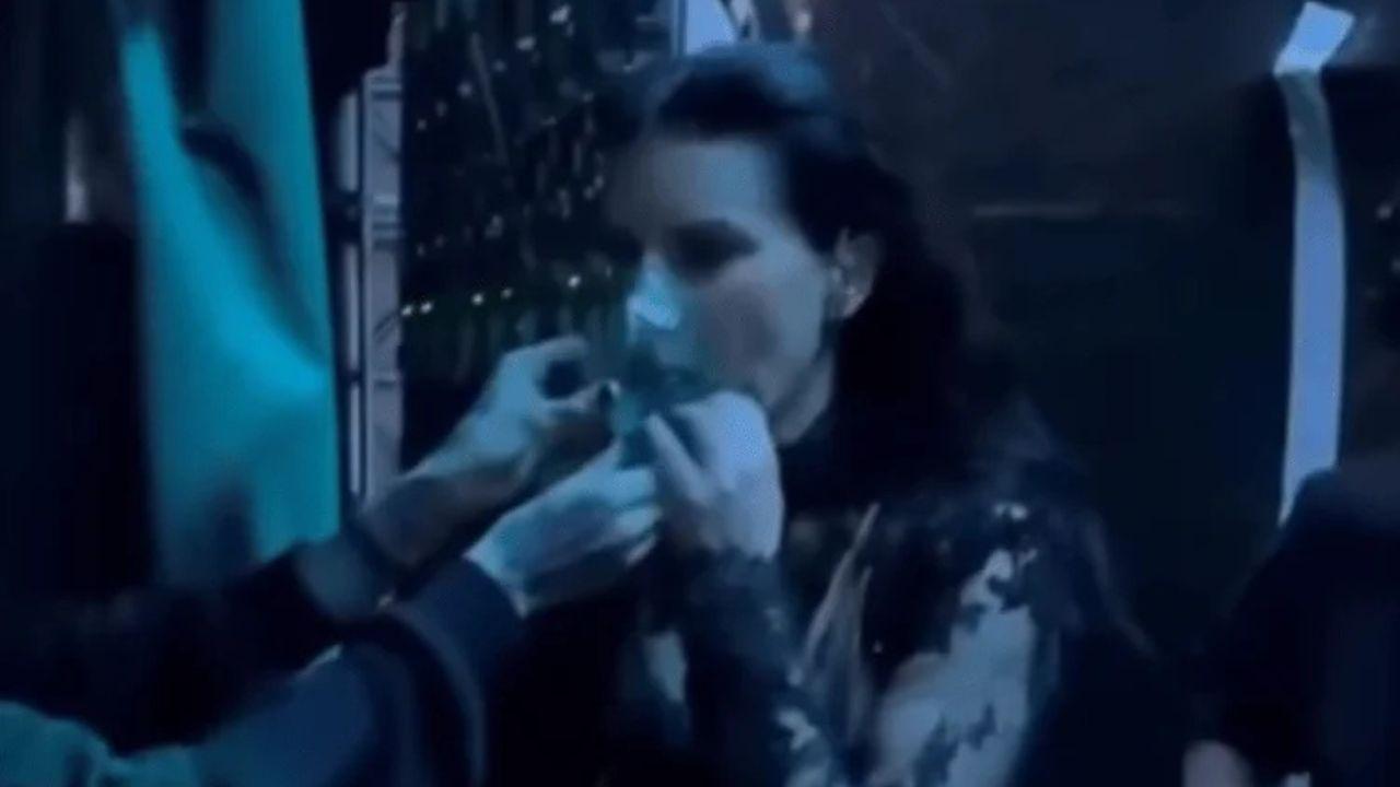 
	(foto da <a href="https://www.adnkronos.com/spettacoli/laura-pausini-maschera-ossigeno-concerto_7lebgLw6DAnZd1B3e1FVNi">Adnkronos</a>)

