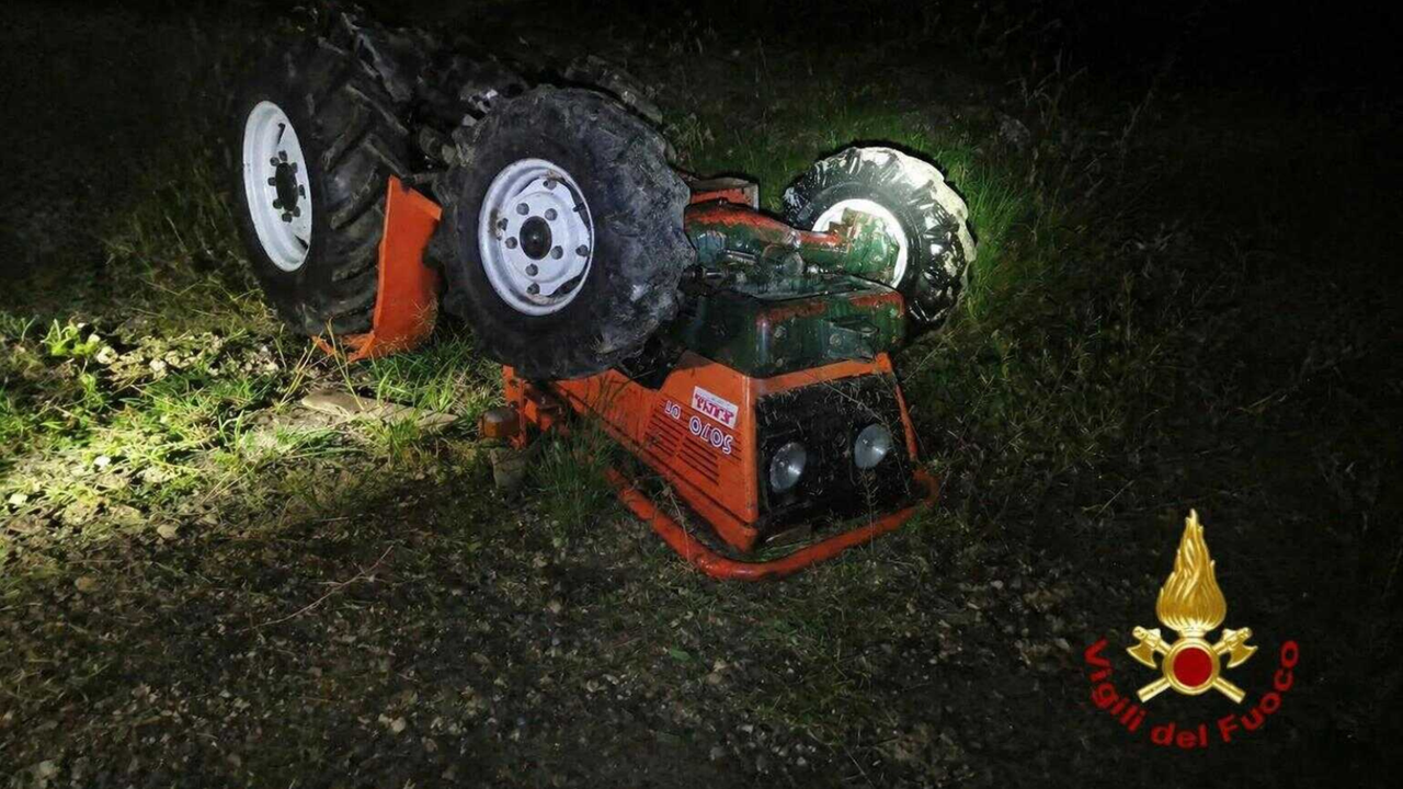 Tragedia in campagna, si ribalta col trattore e muore schiacciato