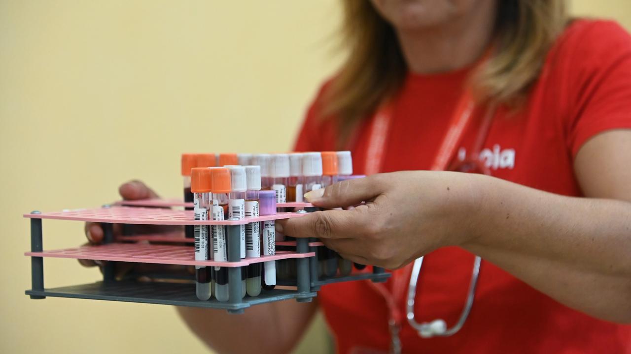 Le asportano il seno e la curano per 7 anni ma non era malata, l’errore causato da uno scambio di provette: cosa è successo