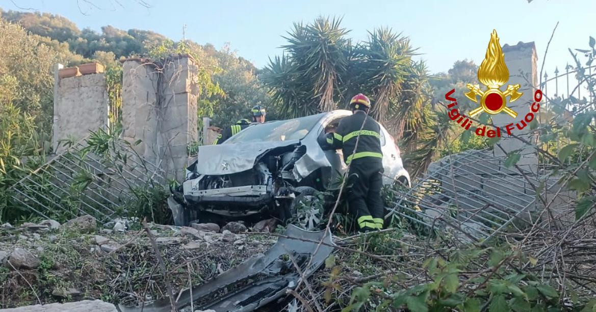 Pauroso incidente ad Alghero, l’auto esce di strada e rimane in bilico su uno strapiombo