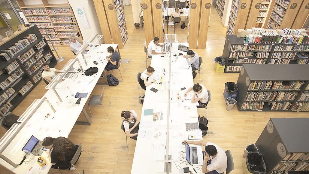 Biblioteca Delfini, lavoratori in rivolta: «Dateci risposte e certezze»