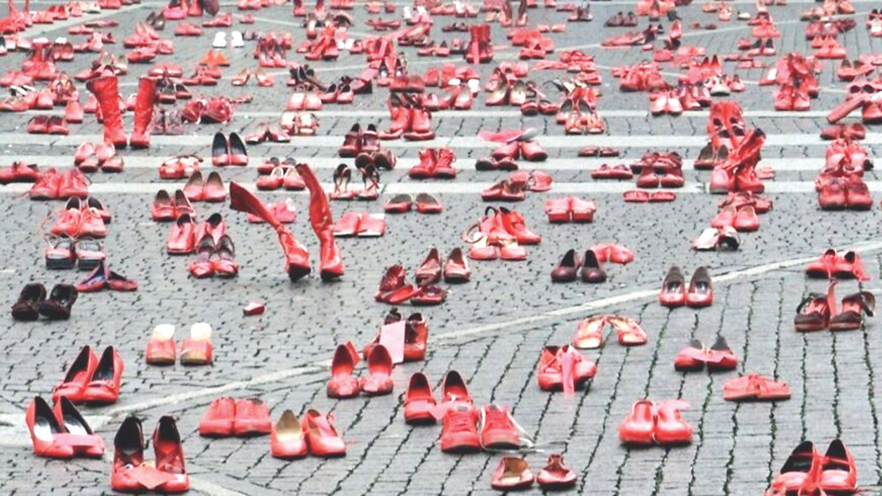 Carrara, donna picchiata e minacciata con una pistola dall’ex fidanzato